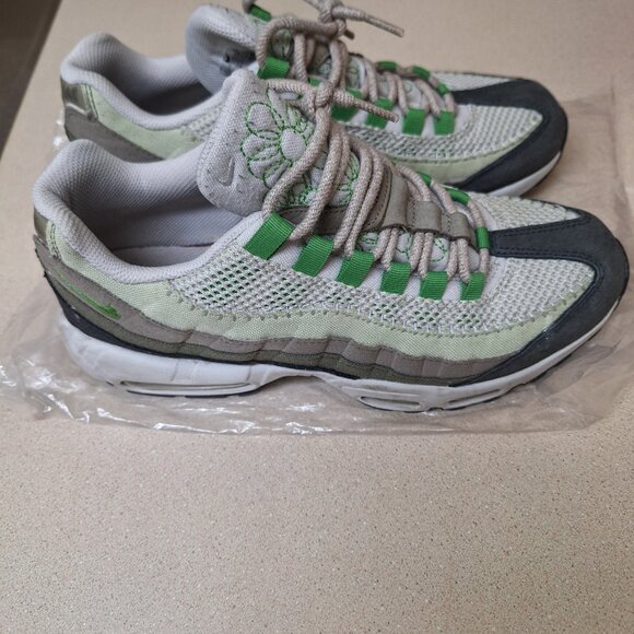 NIKE AIR MAX SNECKERS. - Picture 2 of 4